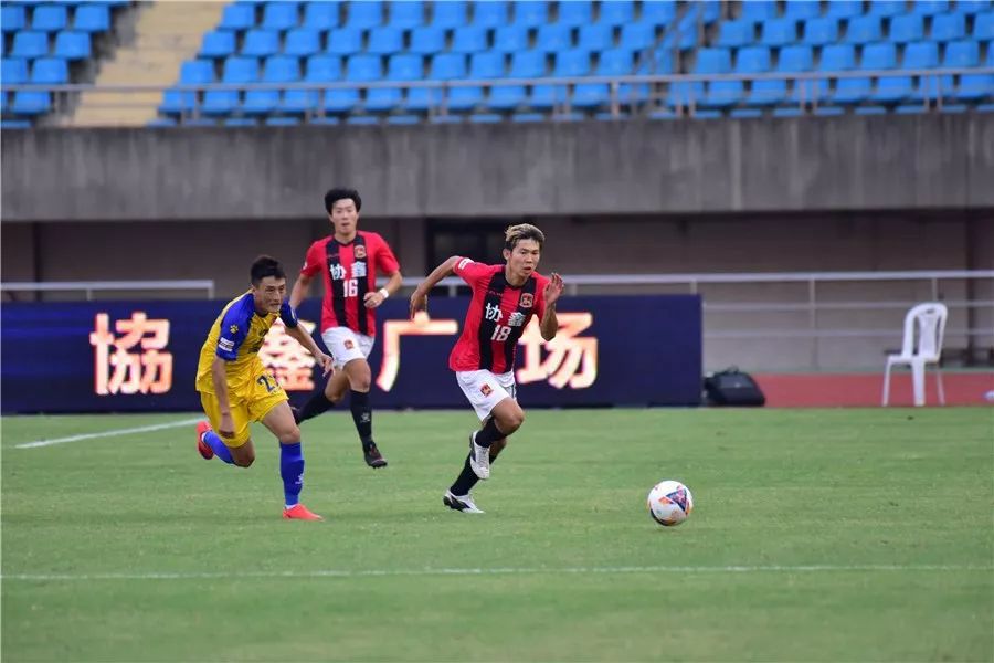 这场足球赛非常精彩的英语,这场足球比赛将持续两个小时英语