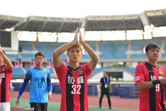 这场足球赛非常精彩的英语,这场足球比赛将持续两个小时英语