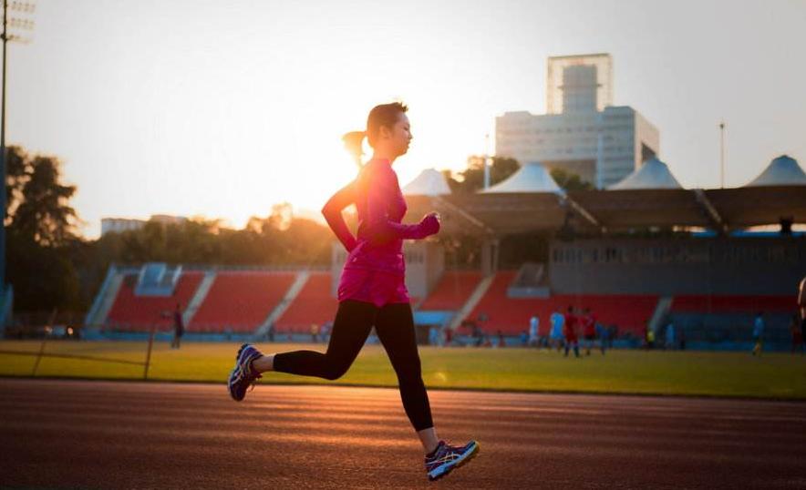 跑步怎么练肌肉不显大还有劲,怎样跑步不长肌肉