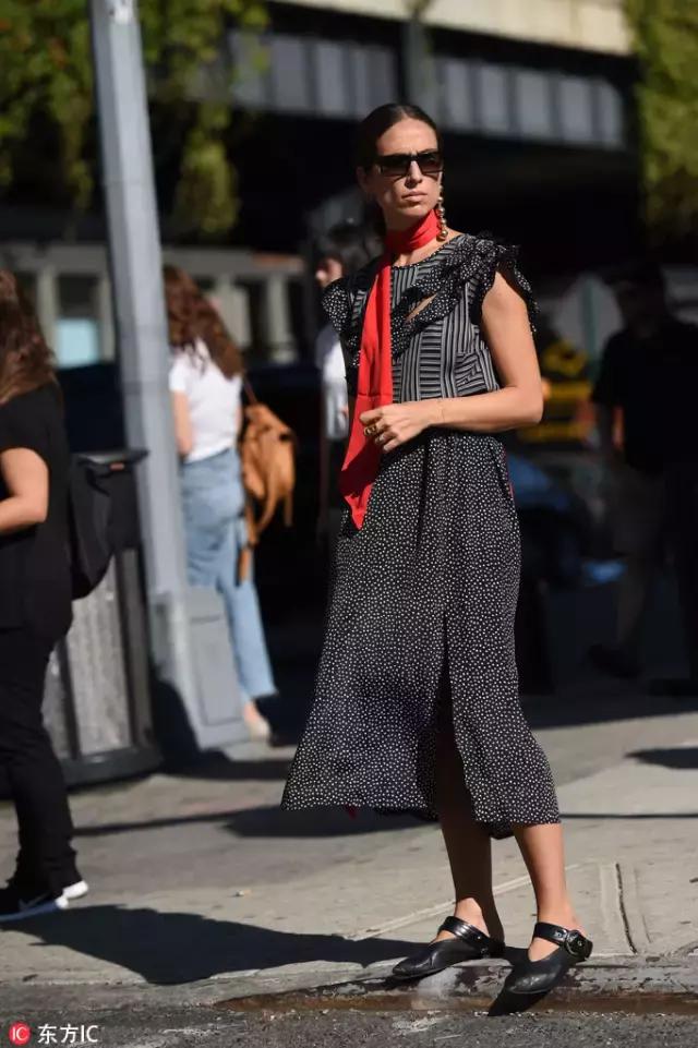 秋天丝巾防寒各种围法,时髦精都在学的几种系法丝巾教程