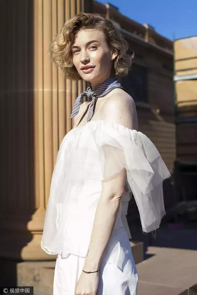 秋天丝巾防寒各种围法,时髦精都在学的几种系法丝巾教程