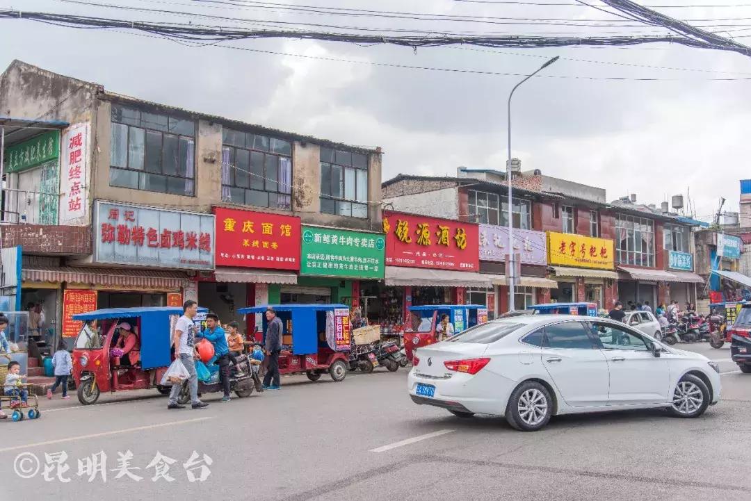 藏在昆明古镇里的米线店,上过《舌尖上的中国》,门口奔驰宝马