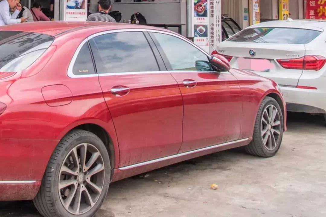 藏在昆明古镇里的米线店,上过《舌尖上的中国》,门口奔驰宝马