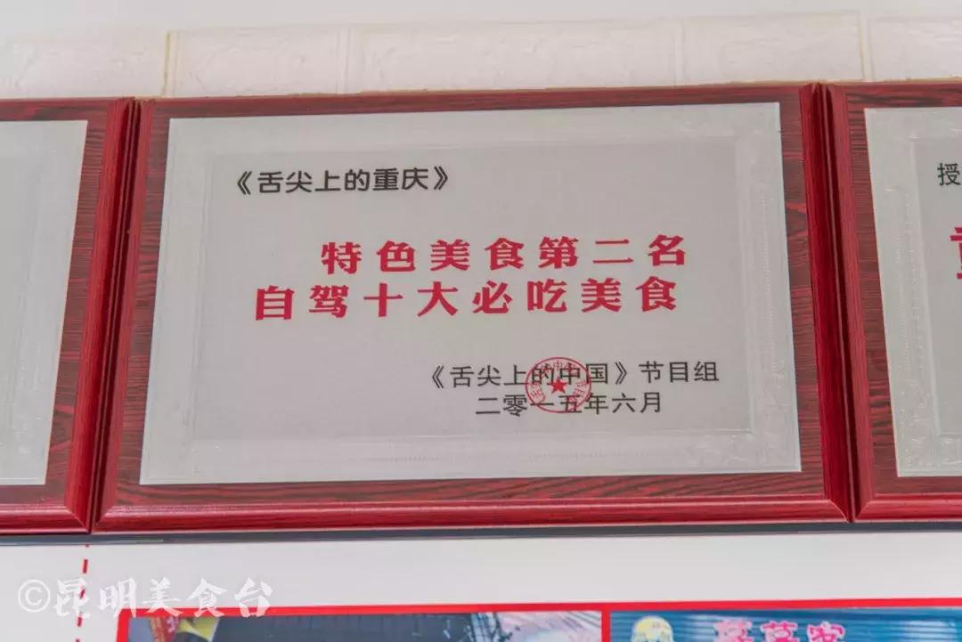 藏在昆明古镇里的米线店,上过《舌尖上的中国》,门口奔驰宝马