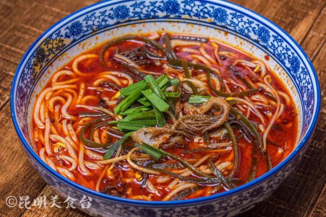 藏在昆明古镇里的米线店,上过《舌尖上的中国》,门口奔驰宝马