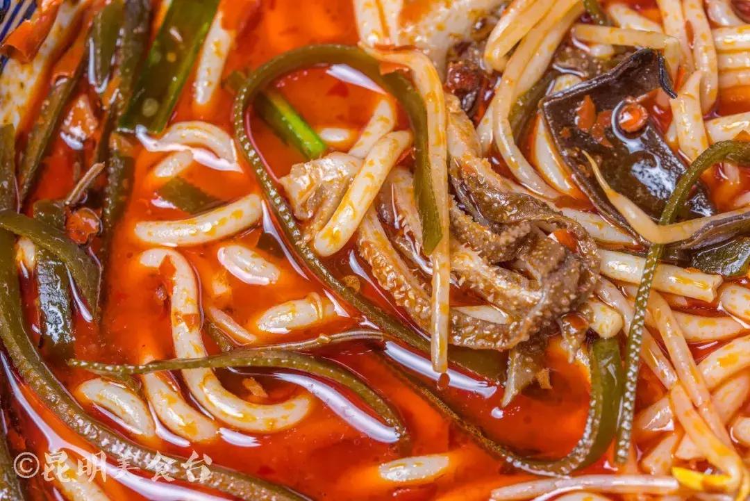 藏在昆明古镇里的米线店,上过《舌尖上的中国》,门口奔驰宝马