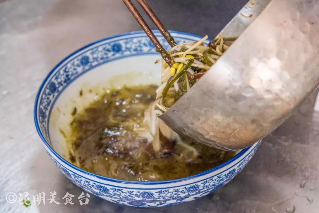 藏在昆明古镇里的米线店,上过《舌尖上的中国》,门口奔驰宝马