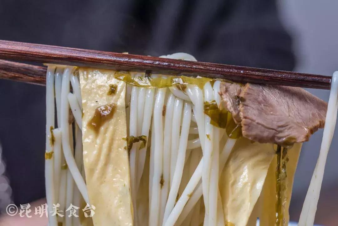 藏在昆明古镇里的米线店,上过《舌尖上的中国》,门口奔驰宝马