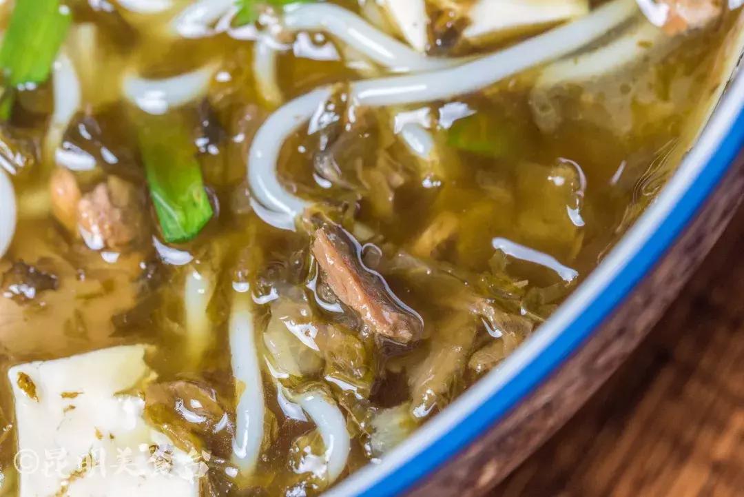 藏在昆明古镇里的米线店,上过《舌尖上的中国》,门口奔驰宝马