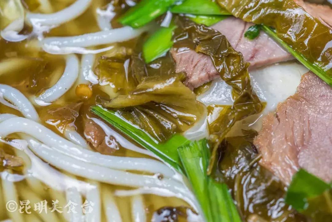 藏在昆明古镇里的米线店,上过《舌尖上的中国》,门口奔驰宝马