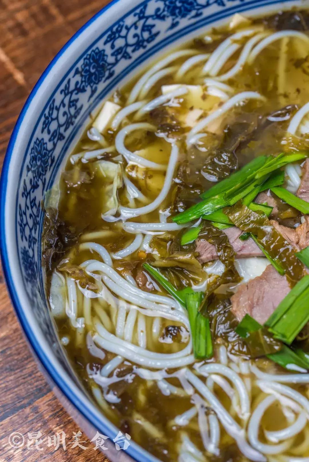 藏在昆明古镇里的米线店,上过《舌尖上的中国》,门口奔驰宝马