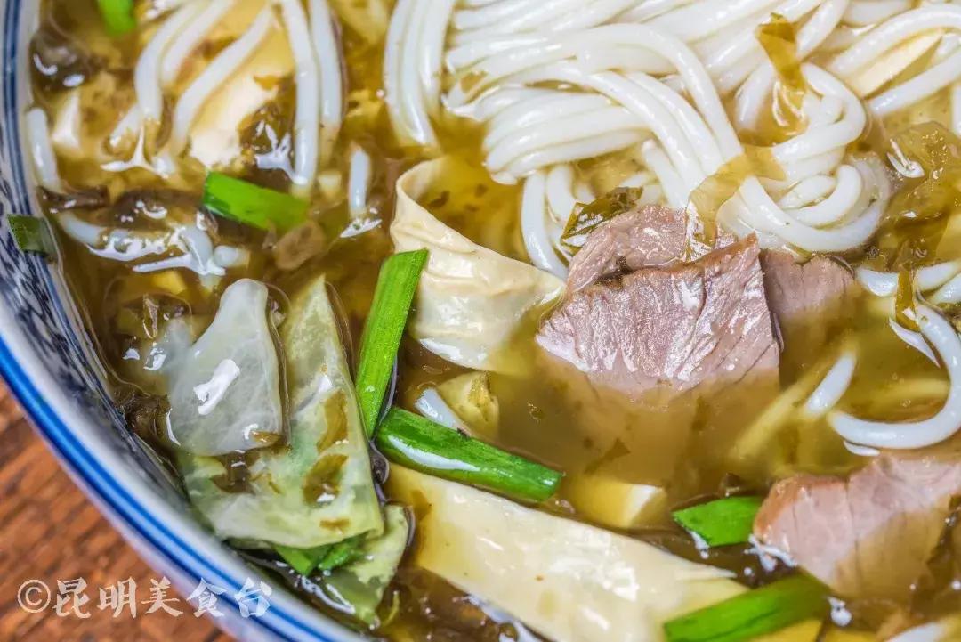 藏在昆明古镇里的米线店,上过《舌尖上的中国》,门口奔驰宝马