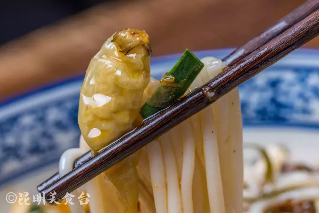 藏在昆明古镇里的米线店,上过《舌尖上的中国》,门口奔驰宝马