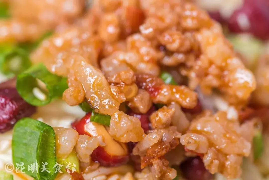 藏在昆明古镇里的米线店,上过《舌尖上的中国》,门口奔驰宝马