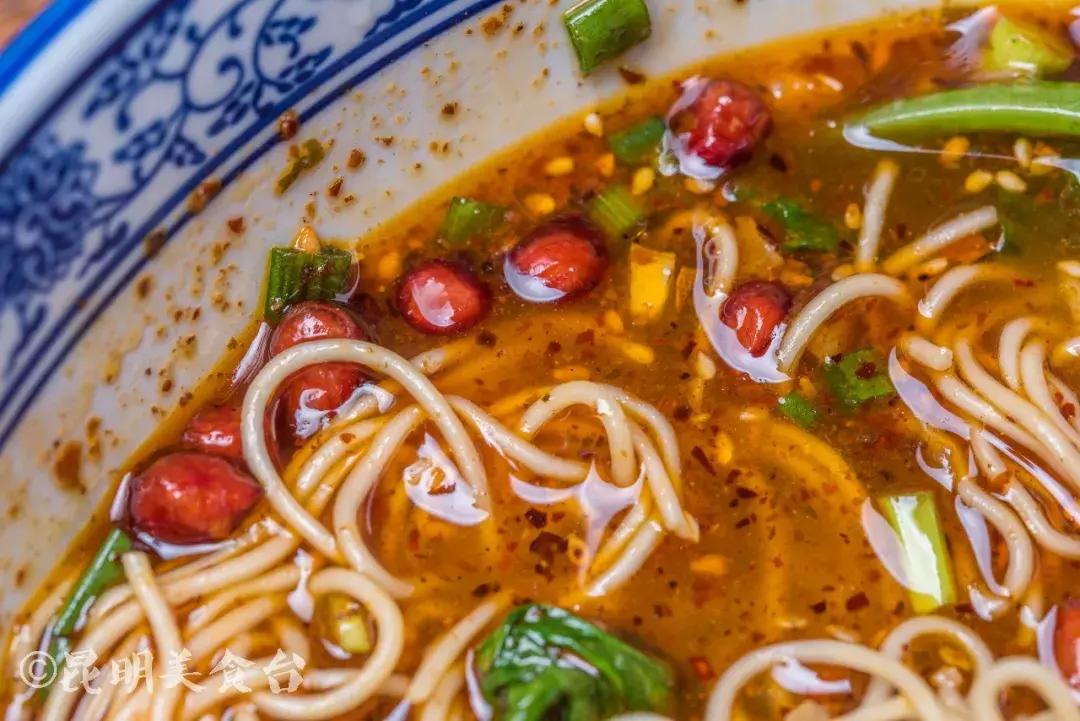 藏在昆明古镇里的米线店,上过《舌尖上的中国》,门口奔驰宝马