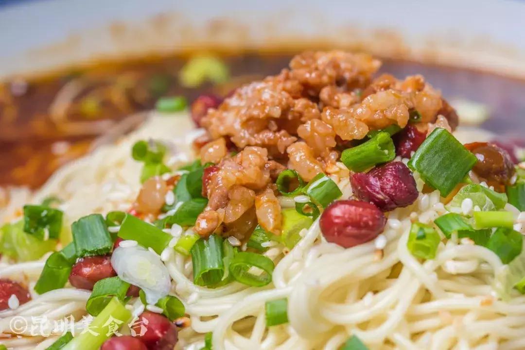 藏在昆明古镇里的米线店,上过《舌尖上的中国》,门口奔驰宝马