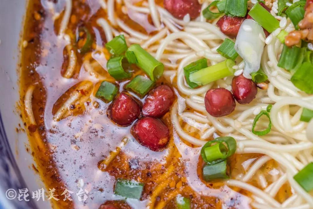 藏在昆明古镇里的米线店,上过《舌尖上的中国》,门口奔驰宝马