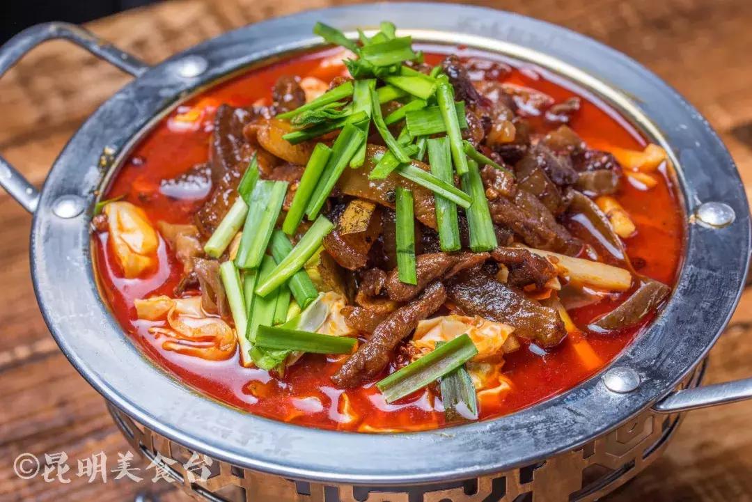 藏在昆明古镇里的米线店,上过《舌尖上的中国》,门口奔驰宝马