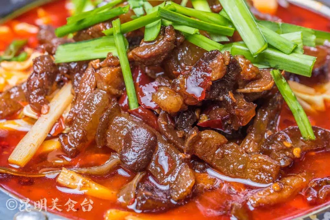 藏在昆明古镇里的米线店,上过《舌尖上的中国》,门口奔驰宝马