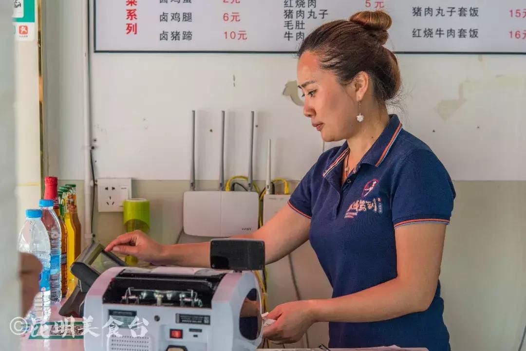 藏在昆明古镇里的米线店,上过《舌尖上的中国》,门口奔驰宝马