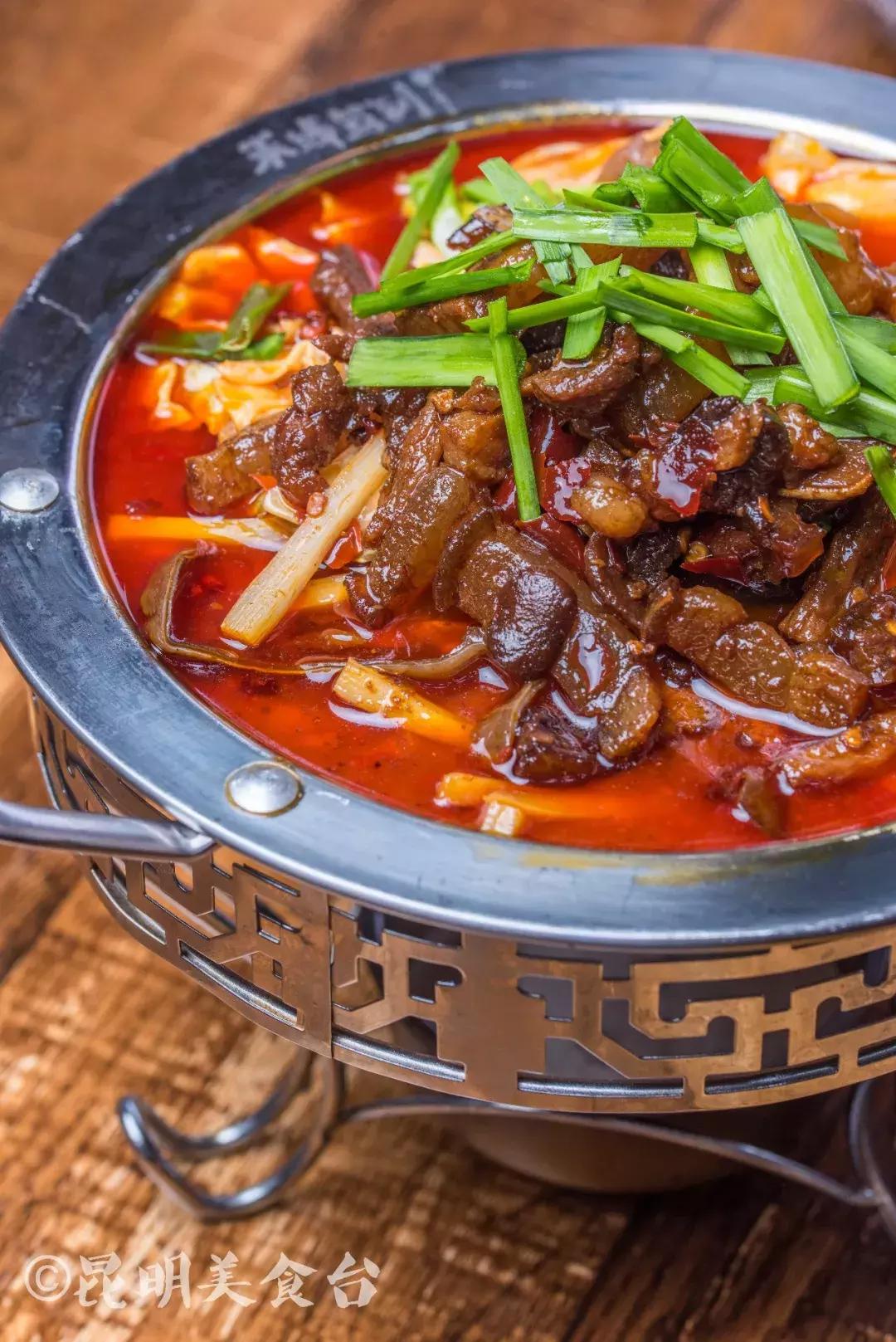 藏在昆明古镇里的米线店,上过《舌尖上的中国》,门口奔驰宝马