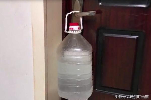 在门把上挂一个空油桶，好多人不知道有啥用，但关键时刻能救命！