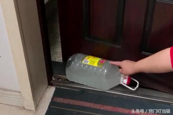 在门把上挂一个空油桶，好多人不知道有啥用，但关键时刻能救命！