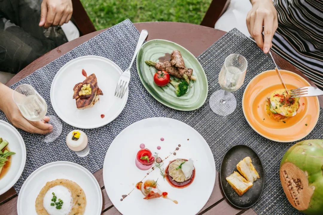 1200㎡透明泳池小红书点赞100w+,这家黄金海岸边的酒店才是海岛季首选