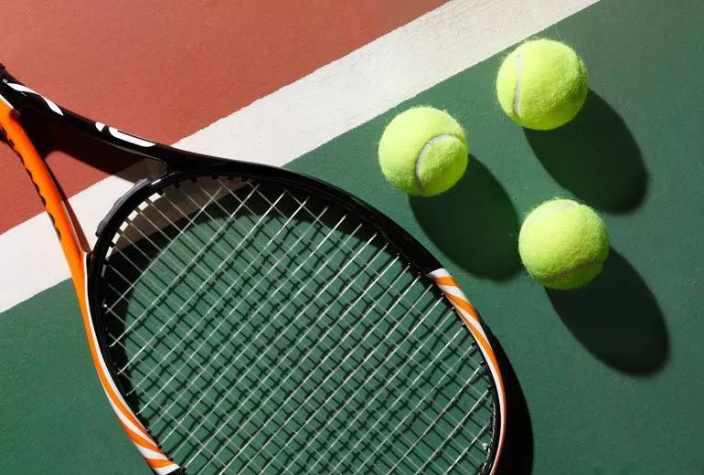 1200㎡透明泳池小红书点赞100w+,这家黄金海岸边的酒店才是海岛季首选