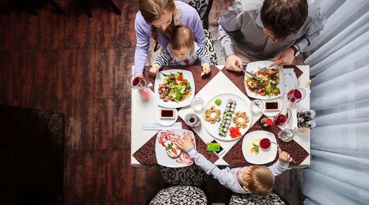 带孩子去外面吃饭应该坐哪里,带孩子外面吃饭怎么样才不玩手机