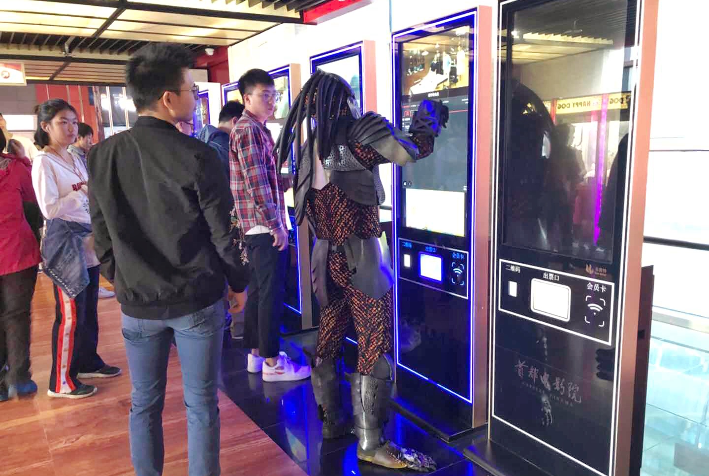 铁血战士入侵侏罗纪,铁血战士入侵地球电影