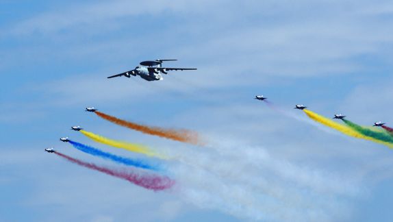 谁持彩练当空舞?揭开“飞机拉烟”的秘密