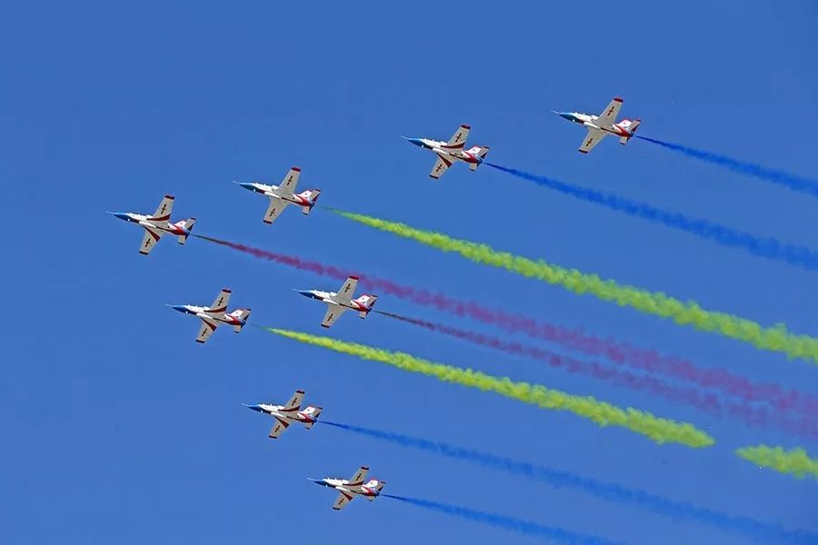 谁持彩练当空舞?揭开“飞机拉烟”的秘密