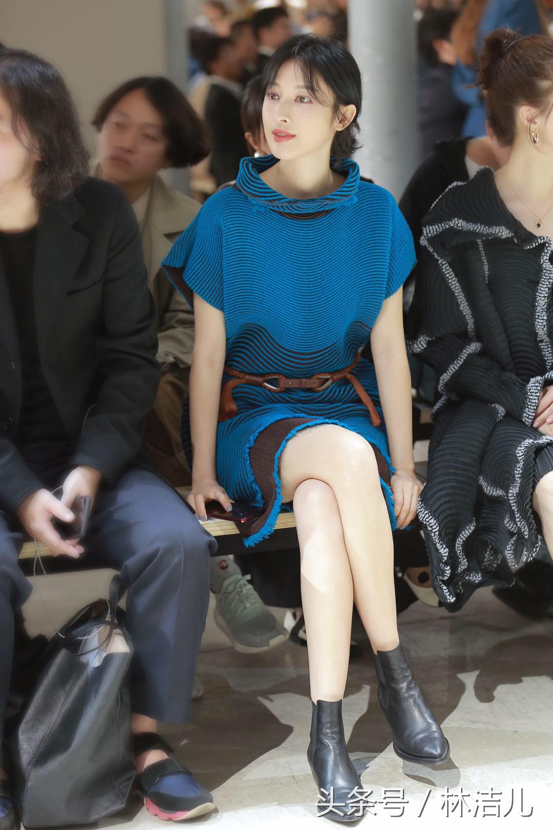 只穿一件t恤的视频,只穿一件t恤裙