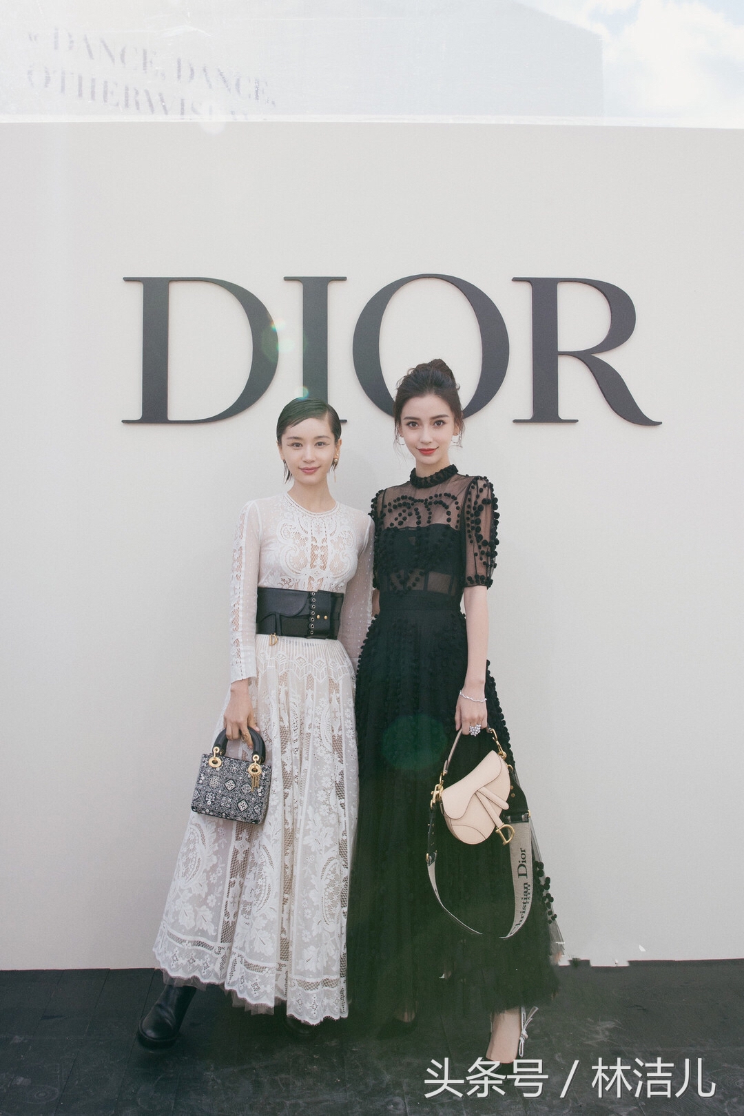 只穿一件t恤的视频,只穿一件t恤裙