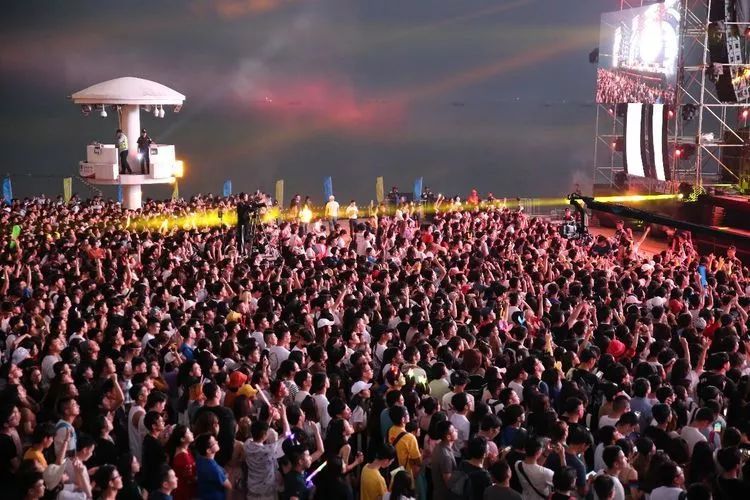 你没见过的七彩沙滩,最动听的沙滩音乐节