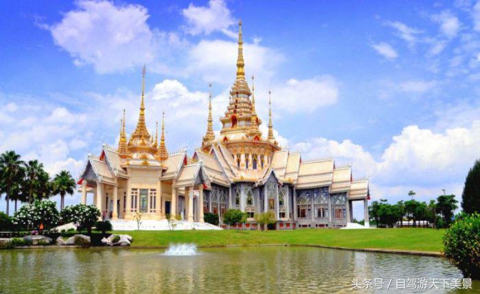 中国小伙在泰国旅游，烟瘾犯了去超市买烟，看到烟盒后差点吐了！