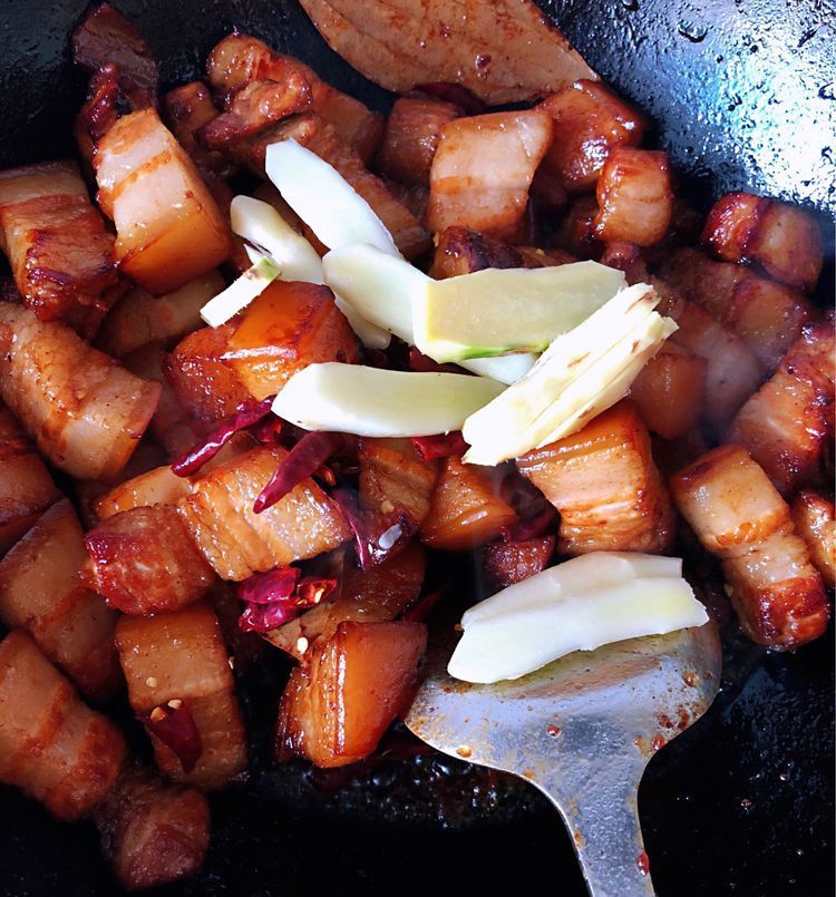 放腐乳的红烧肉和炒糖色的区别,桂花红烧肉和腐乳红烧肉哪个好吃