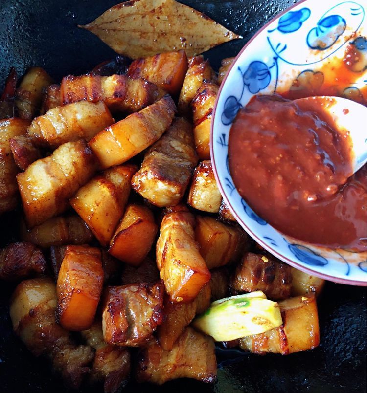 放腐乳的红烧肉和炒糖色的区别,桂花红烧肉和腐乳红烧肉哪个好吃