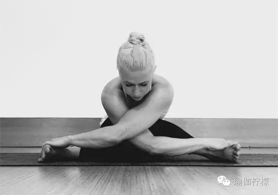 在家怎么借用墙壁做瑜伽,墙壁瑜伽初学者教程