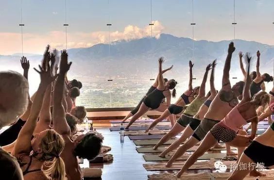 在家怎么借用墙壁做瑜伽,墙壁瑜伽初学者教程