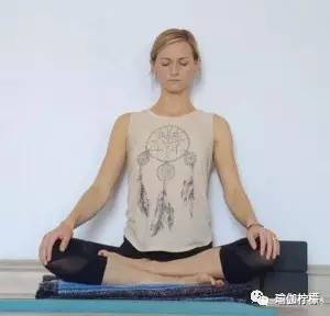 在家怎么借用墙壁做瑜伽,墙壁瑜伽初学者教程