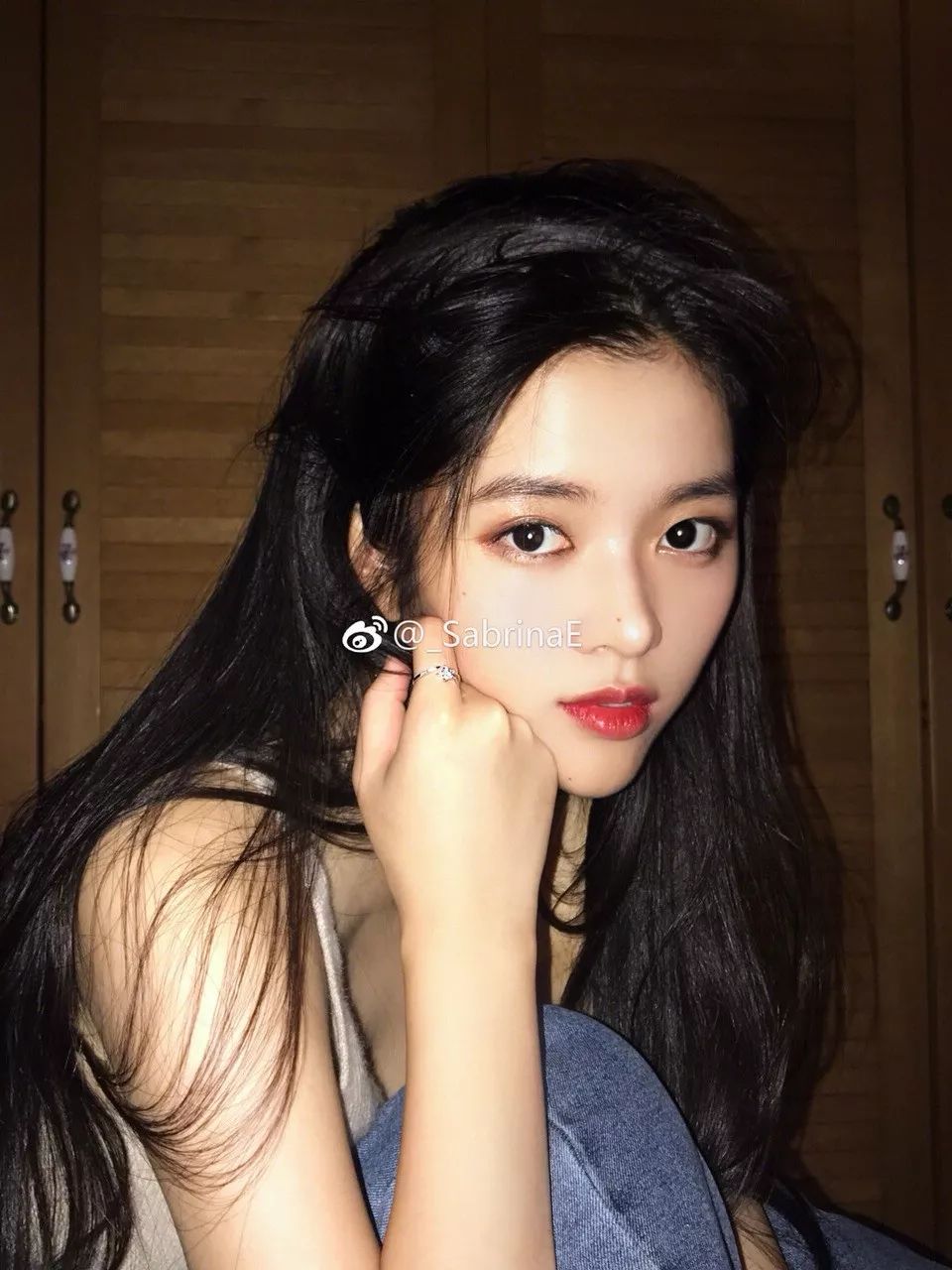 卡戴珊冬季穿搭女高级感,奶茶色和卡戴珊色哪个好看