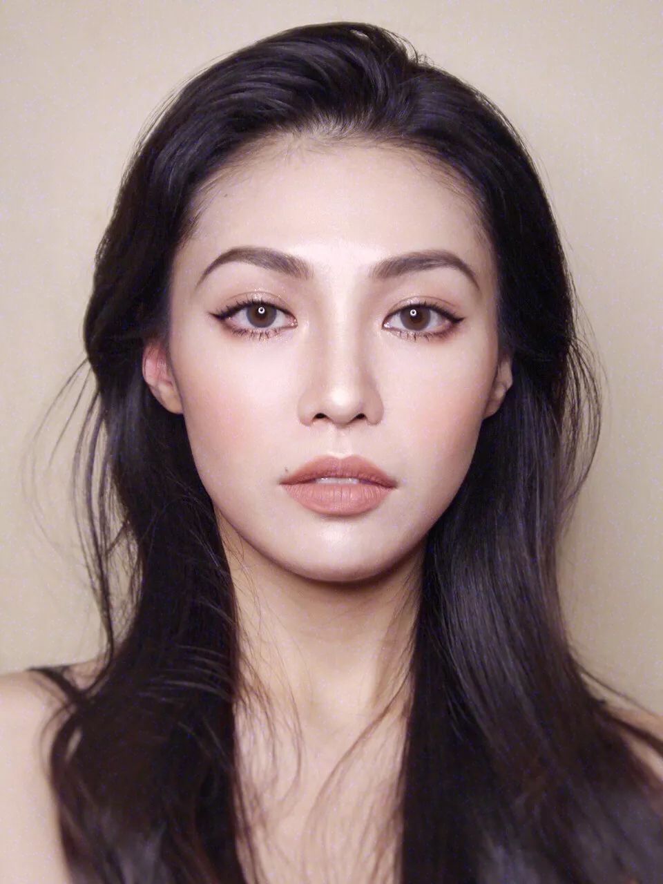 卡戴珊冬季穿搭女高级感,奶茶色和卡戴珊色哪个好看