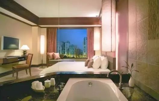 酒店里的浴室都是玻璃透明门吗,酒店的厕所门为什么要透明