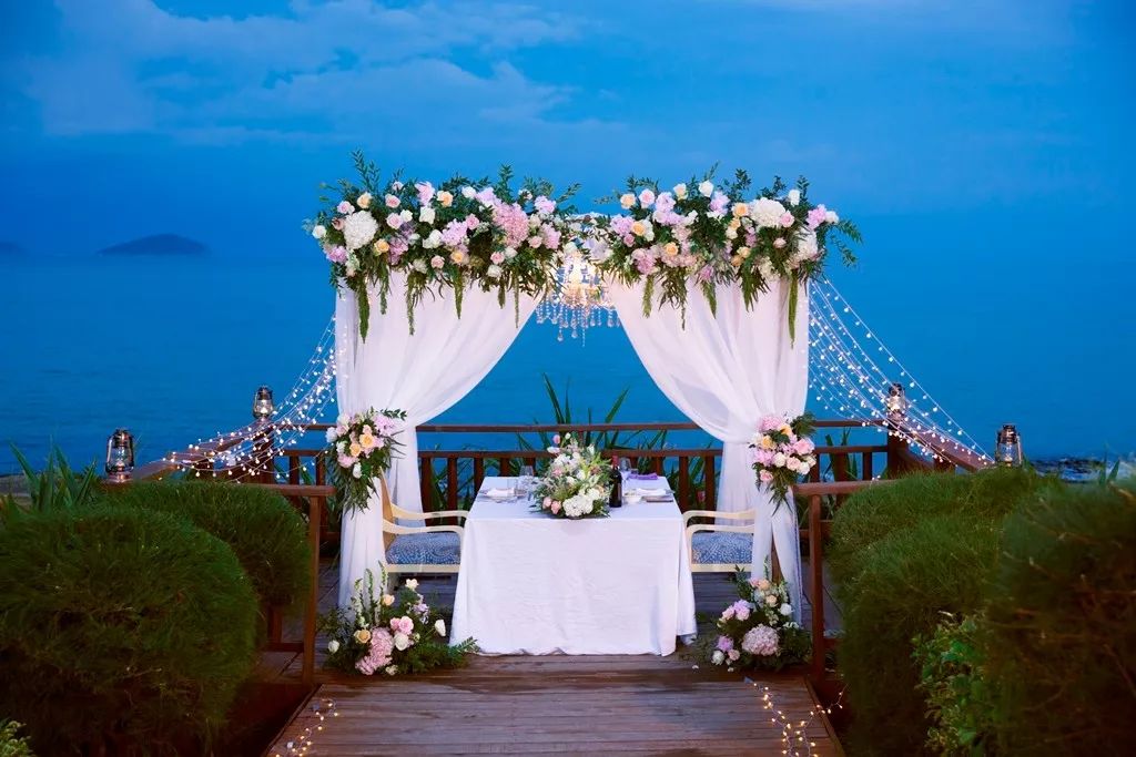 1200㎡透明泳池小红书点赞100w+,这家黄金海岸边的酒店才是海岛季首选