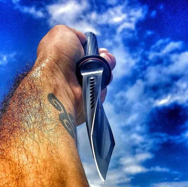 如果在丛林遭到猛虎袭击,给你5把*刀军**,你选哪个?