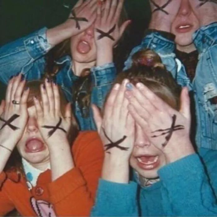 牙刷上抹杀虫剂，化妆水放消毒剂你永远不知道身边人到底是人是鬼