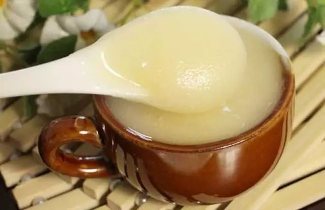 今年的新蜜来了~你见过洁白如雪,甜而不腻,像奶油一样可以直接舀着吃的蜂蜜吗?