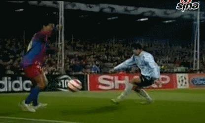 小罗再现经典庆祝动作,足球小罗经典瞬间